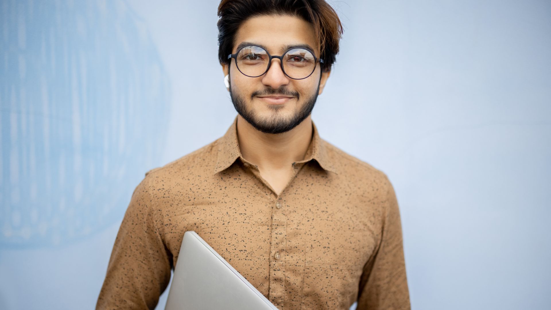 A law student who knows how to register for the attorneys' admission exams