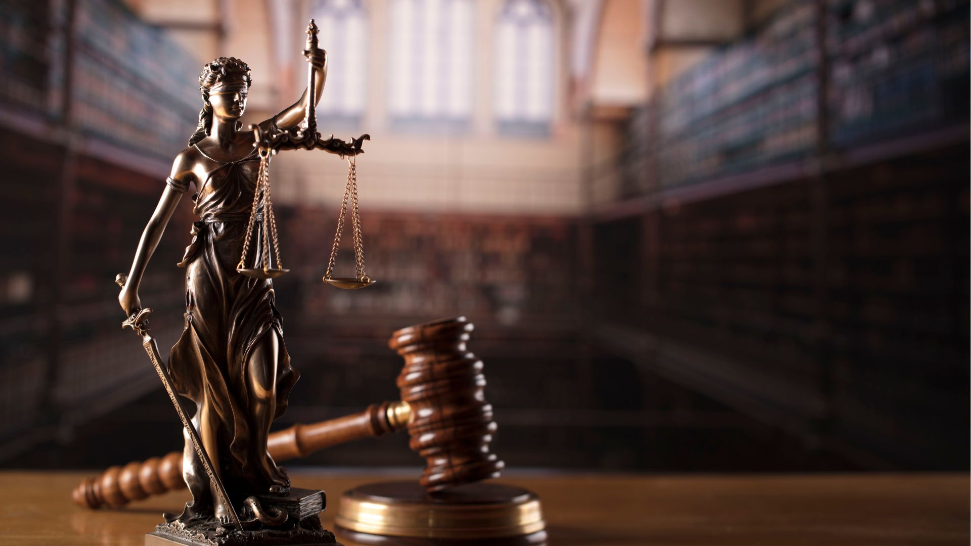 I-gavel yeejaji, edla ngokusetyenziswa xa kukho ukwaphulwa kwemigaqo yokuziphatha enkundleni. Iinkundla ziyimbonakaliso yobulungisa.