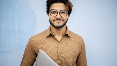 A law student who knows how to register for the attorneys' admission exams