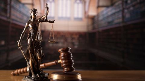 I-gavel yeejaji, edla ngokusetyenziswa xa kukho ukwaphulwa kwemigaqo yokuziphatha enkundleni. Iinkundla ziyimbonakaliso yobulungisa.